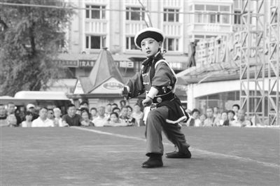 京剧小票友李子琪、张芊芊 要做京剧接班人