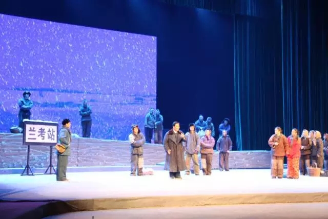 观看豫剧演出 传承焦裕禄精神