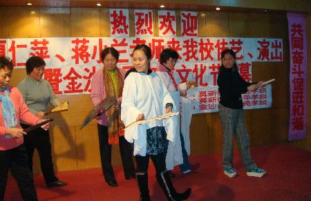 夏仁萍、蒋小兰到社区为戏迷指导