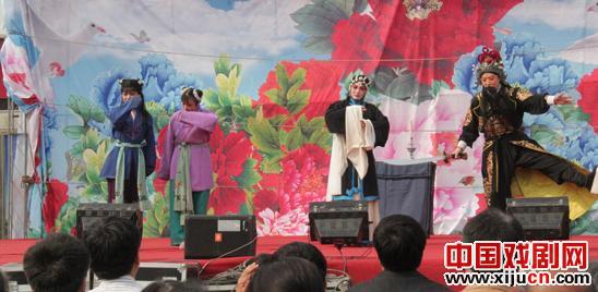 靳玲展和徐金仙带领50多人的演出团到后杨武寨村演出