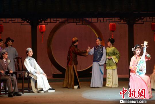 福建芳华越剧团演出越剧《枫落寒江》