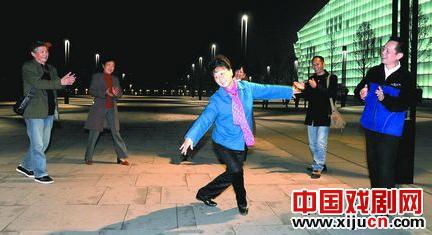 川剧老戏迷不怕折腾