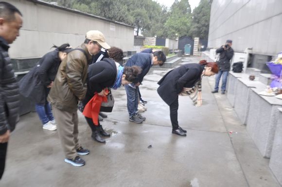 赵娟与侄子(赵春生之子)等家族成员,将父亲赵义庭骨灰盒迁出郑州烈士陵园