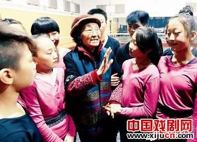 93岁高龄的程玉英重返晋中艺校 为学生&ldquo;讲戏&rdquo;