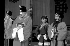 金不换率团为牛城百姓上演了一出出耳熟能详的剧目