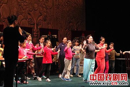 一个花旦开门的动作需要一气呵成 千龙网记者 王立立摄