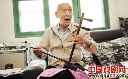 百岁老人唱京剧