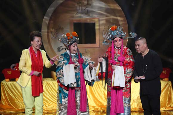 瞿颖变&ldquo;财神&rdquo;大跳《小苹果》 母女同台演豫剧