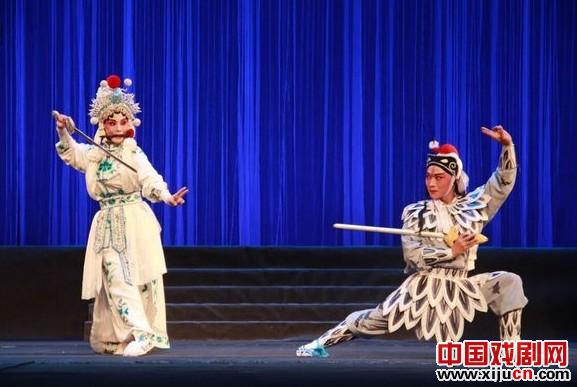 豫剧《白蛇传·盗草》剧照