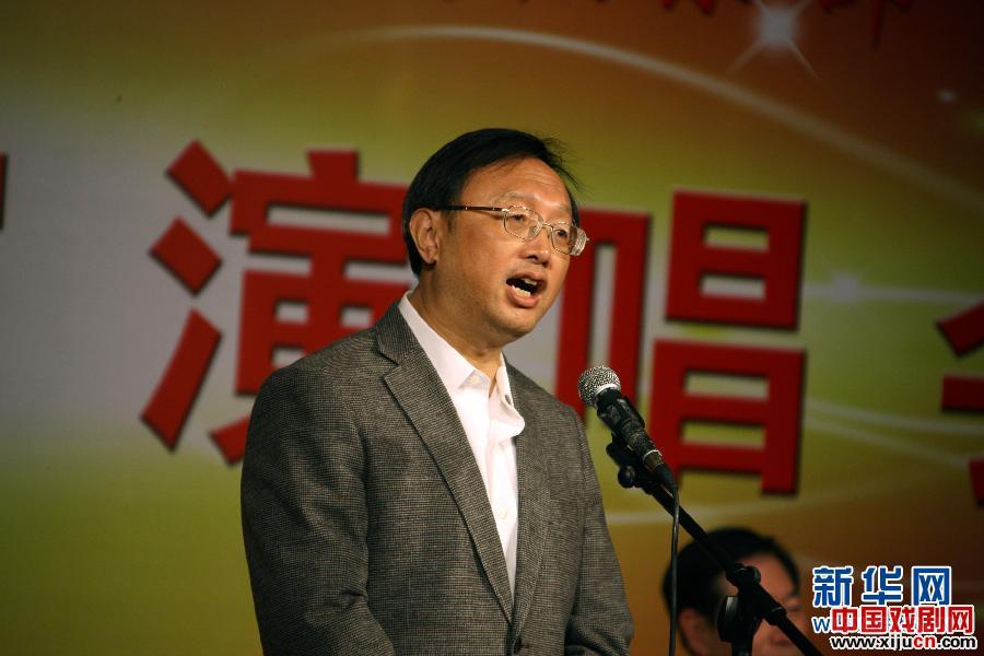 12月11日，外交部京剧协会、新闻界京剧俱乐部迎新年联谊演唱会在京举行。这是著名京胡演奏家李门（右）在联谊会上演奏京胡乐曲《喜盈门》。新华社记者李鹏摄