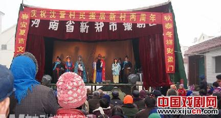村民自筹资金，请来河南的豫剧团庆祝农业大丰收