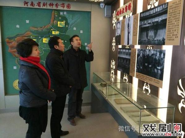 李树建参观博物馆