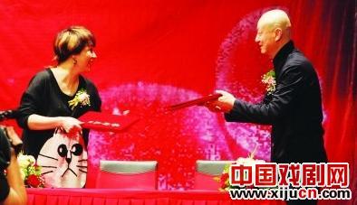 关栋天正式签约成为武汉京剧院艺术总监