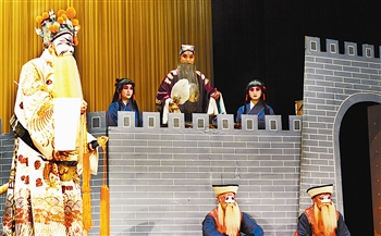 京剧《失·空·斩》中张克饰演诸葛亮、孟广禄饰演司马懿