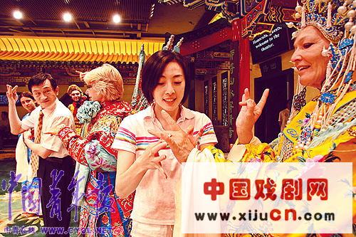 近200位国际奥委会官员的夫人及其子女体验京剧魅力