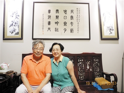 2013年，隆学义、马光华夫妇在家中。