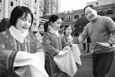 一级京剧演员谭联寿进小学为学生辅京剧