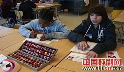 在美国宾汉顿大学戏曲孔子学院开设《京剧脸谱面具》学习班