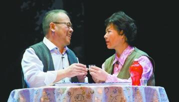 石河子豫剧团创作的现代豫剧《我的娘•我的根》在136团文化馆演出