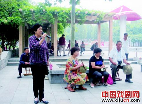 广场就是舞台 路人就是观众的&ldquo;京剧事业&rdquo;