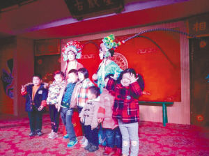 夫妻俩办免费川剧培训班