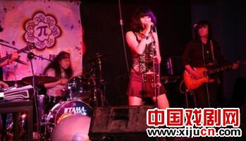 将河南经典豫剧曲目《谁说女子不如男》搬上了摇滚舞台