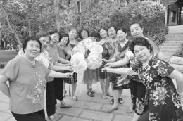 七旬晋剧名家带队 小区广场舞戏韵