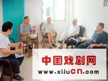 七八十岁的老人们仍唱着他们喜欢的京剧，京剧让老人们的心更加年轻（图）