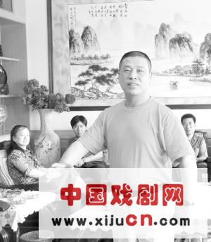 汊沽港镇有位有名的京剧票友，他是中国大戏院舞台上的常客