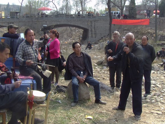 曲剧戏迷聚集牛心山，戏唱、看戏、听戏、品戏韵