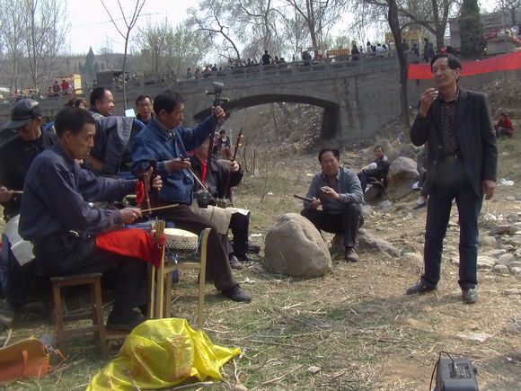 曲剧戏迷聚集牛心山，戏唱、看戏、听戏、品戏韵