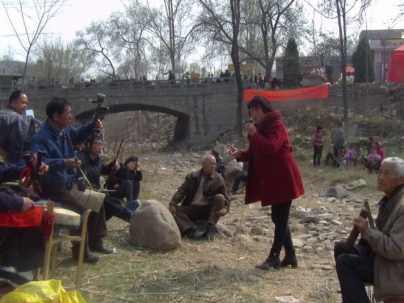 曲剧戏迷聚集牛心山，戏唱、看戏、听戏、品戏韵