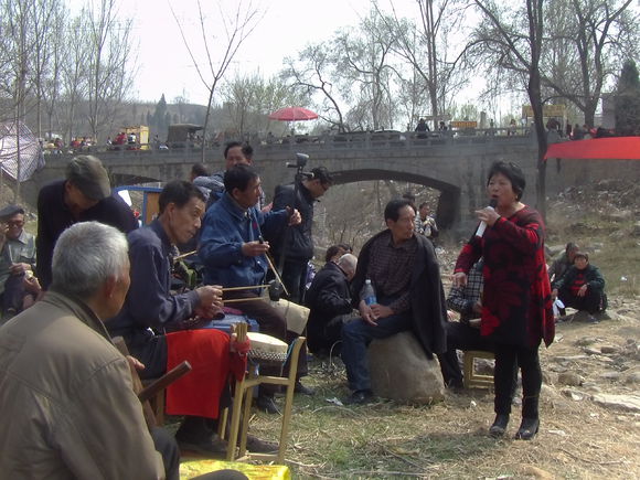 曲剧戏迷聚集牛心山，戏唱、看戏、听戏、品戏韵