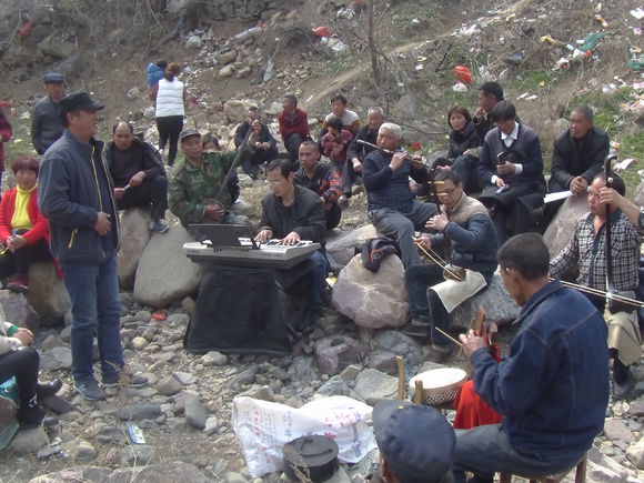 曲剧戏迷聚集牛心山，戏唱、看戏、听戏、品戏韵