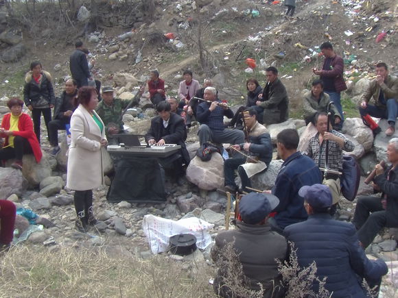 曲剧戏迷聚集牛心山，戏唱、看戏、听戏、品戏韵