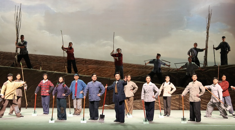 省领导和党员干部群众观看豫剧《焦裕禄》 深情缅怀焦裕禄 砥砺意志再出发