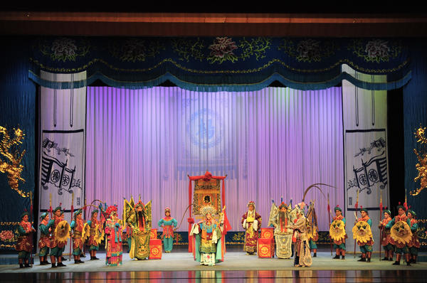 豫剧马派艺术名剧展演开戏 《穆桂英挂帅》吸来“超级戏迷”