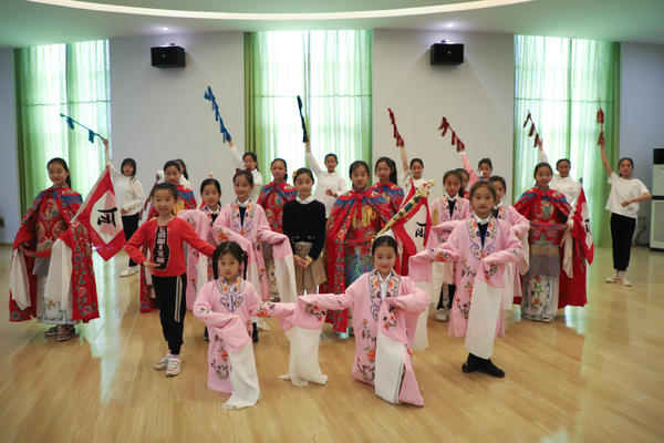 三分钟演出五小时化妆 这所艺术小学如何让学生爱上戏曲