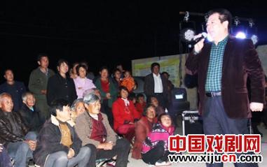 吕剧团副团长修森为村民演唱吕剧《马大保喝醉了酒》