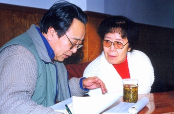 丁博民与郎咸芬研讨《苦菜花》的音乐设计