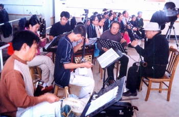 丁博民为学生上伴奏课