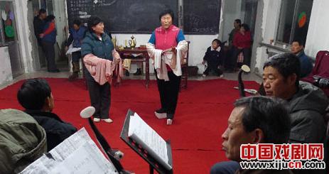农村吕剧团为春节演出加紧排练