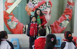 第四代&ldquo;李二嫂&rdquo;高静 校园传艺