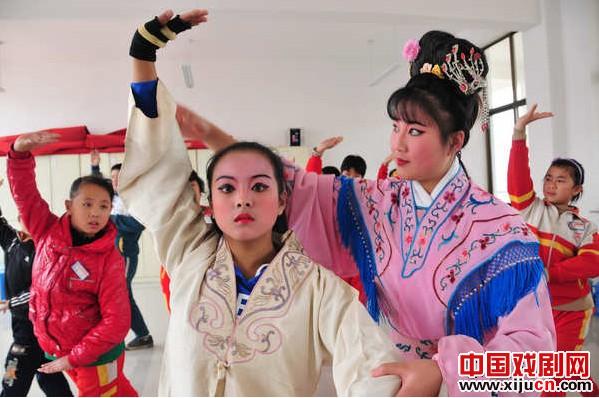 乳山市开展&ldquo;学唱地方吕剧、弘扬传统文化&rdquo;主题活动进校园