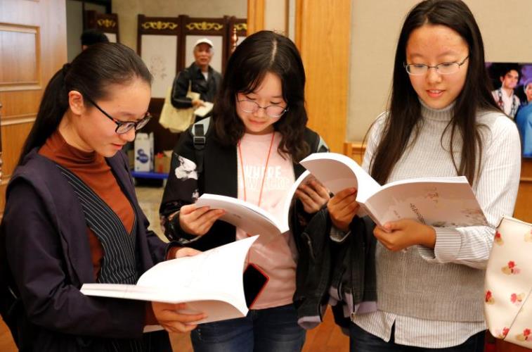 《金秋的沪剧温度》不忘初心 回馈百姓&mdash;&mdash;上海沪剧艺术节的前世今生新书签赠活动成功