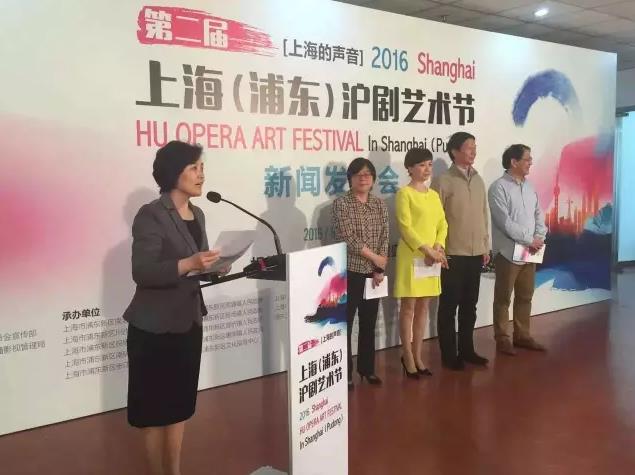 图为艺术节组委会副主任,浦东新区宣传部副部长,文广局局长夏煜静致