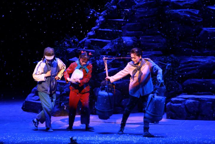 沪剧《挑山女人》