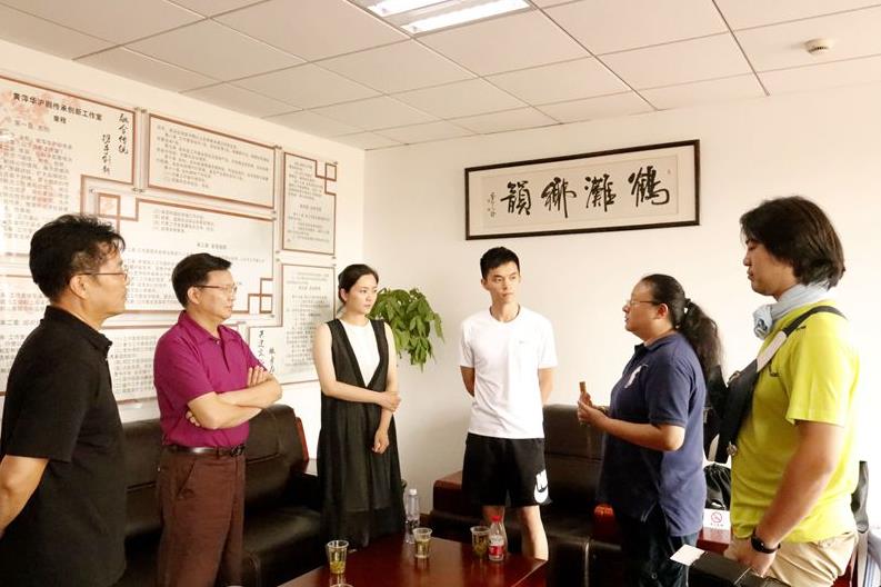 沪剧&ldquo;回娘家&rdquo;再续乡土情一一走社区零距离与票友交流