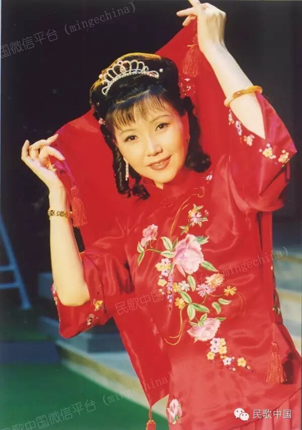 茅善玉《石榴裙下》中饰“卢雯慧”