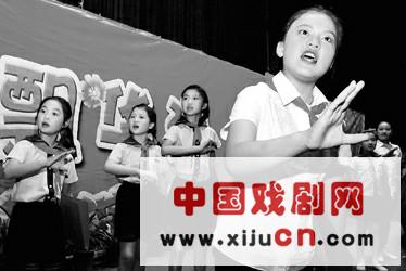 华漕镇中心小学近日在社区里举行了一场暑期沪剧义演活动（图）